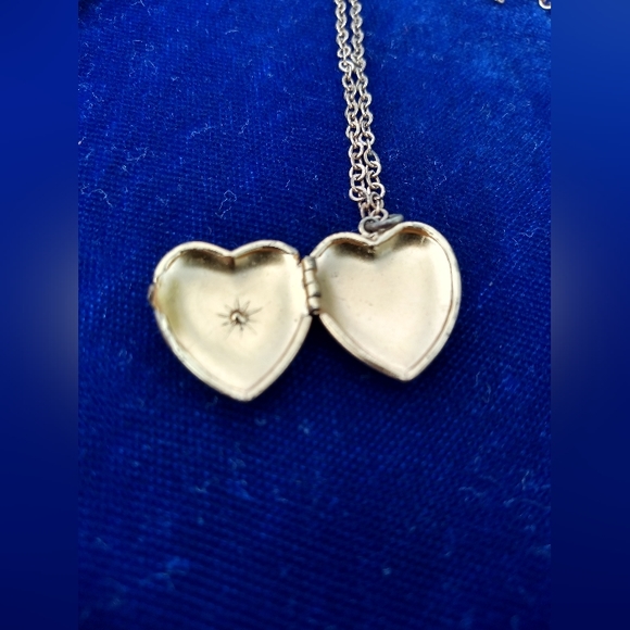 Vintage Gold Toned Heart Shaped Locket, Red Jewel Accent - Picture 5 of 7